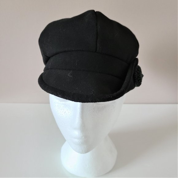 Black hat with detail on the side. - Picture 3 of 9